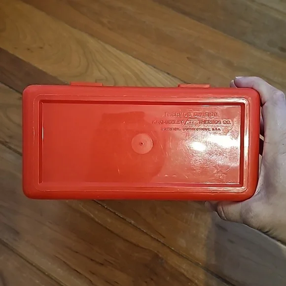 Vintage 1981 Thermos co Red Barn lunch box with cup - Picture 6 of 15